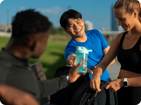 Grupo hidratándose tras entrenar